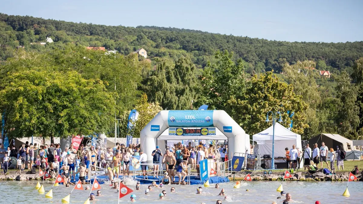 Elhalasztották a Balaton-átúszást