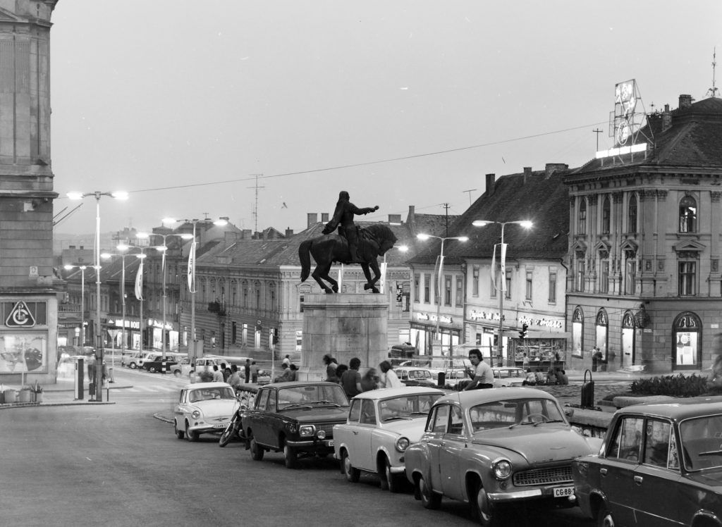 A képhez tartozó alt jellemző üres; Korabeli-város-főtér-Foto-fortepan-Főfotó-1024x748.jpg a fájlnév