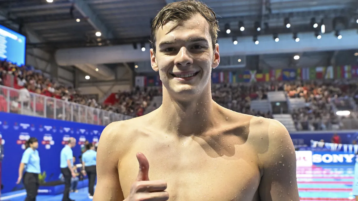 Kós Huber fő számában, 200 méter háton úszik döntőt