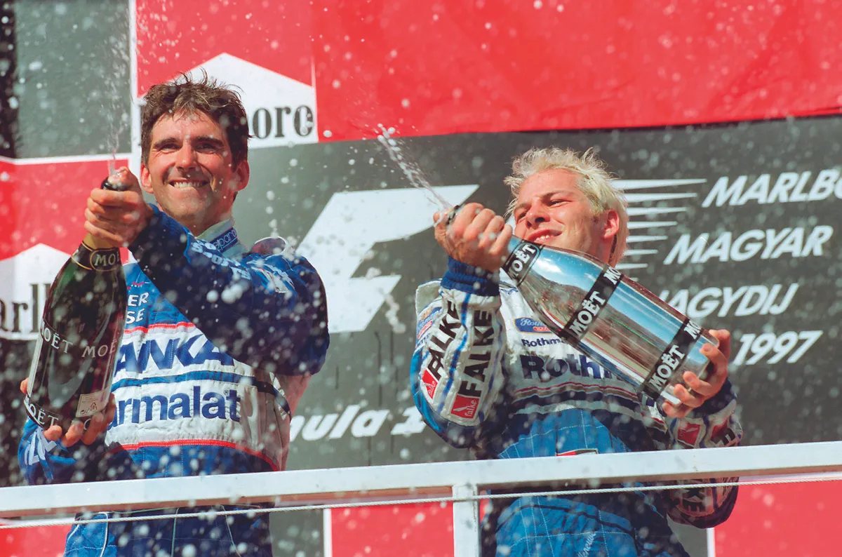 Formel 1: Damon Hill und Jacques Villeneuve feiern