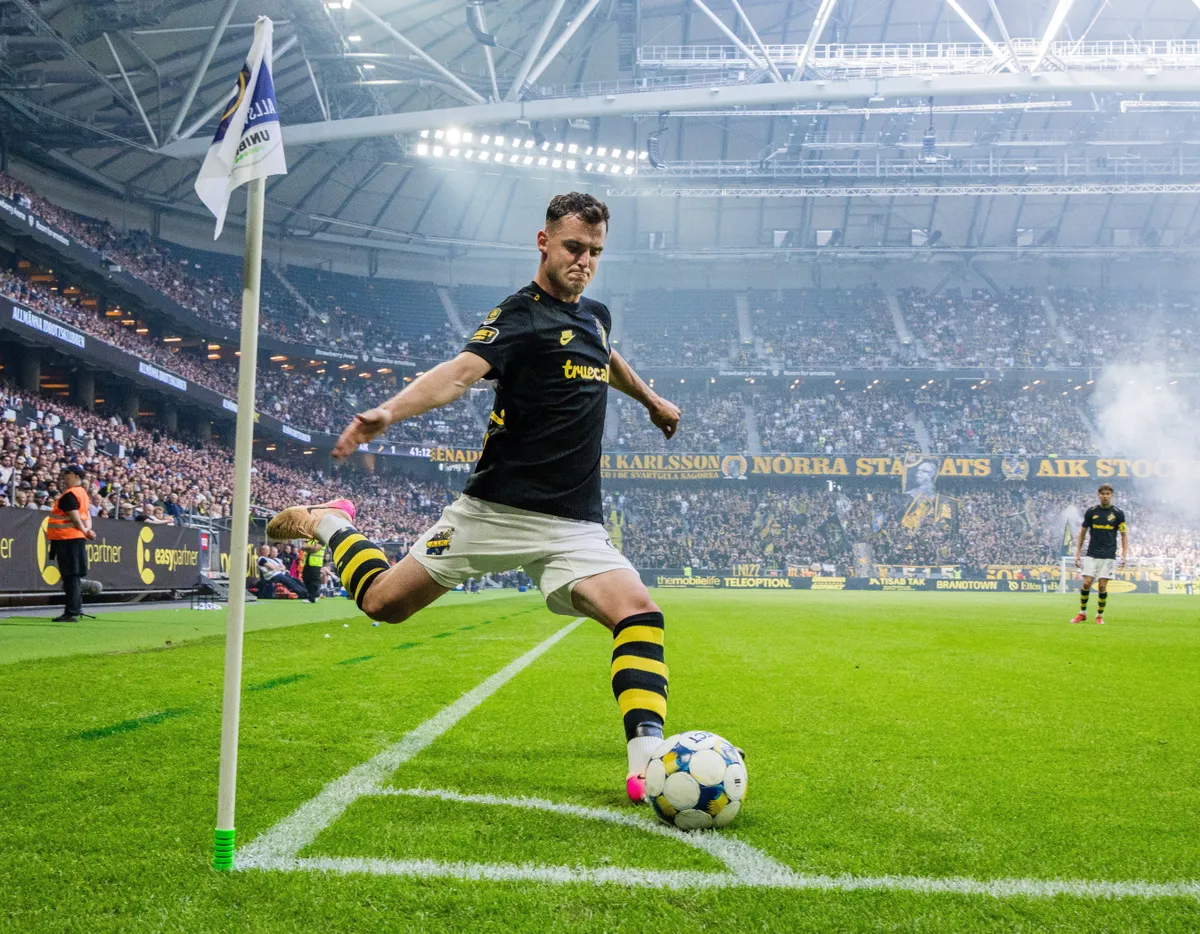 250629 AIKs Aron Csongvai med en hörna under fotbollsmatchen i Allsvenskan mellan AIK och IFK Göteborg den 29 juni 2025 