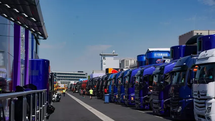 Szerdán az utolsó kamionok is leparkoltak a Balatonfőkajár melletti Balaton Park Circuiten, ahol a hétvégén rendezik meg a MotoGP Magyar Nagydíjat. (Fotók: Hantos László, Kovács Nikolett)