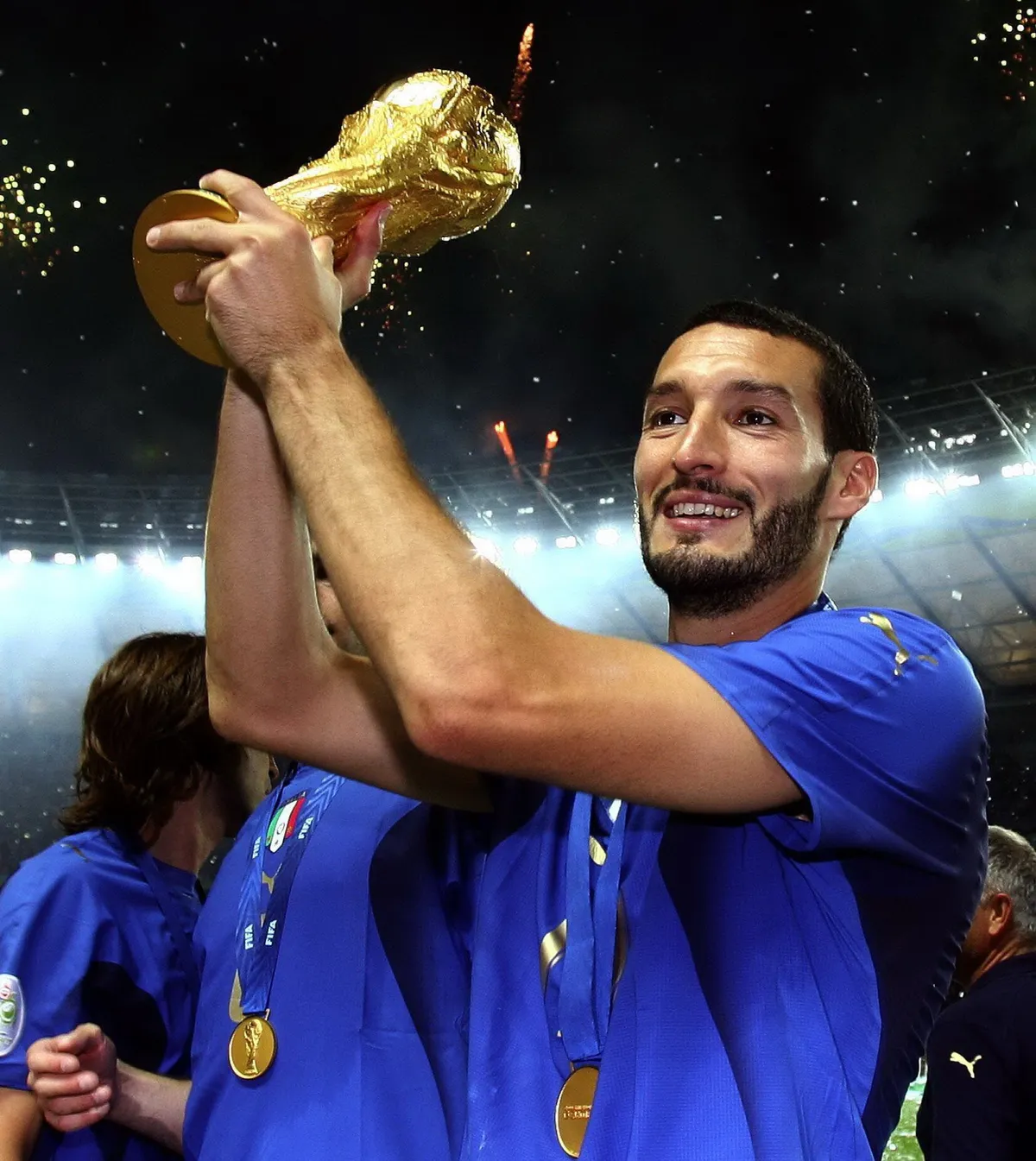 Italien ist Weltmeister 2006 Gianluca Zambrotta präsentiert den Weltpokal PUBLICATIONxINxGERxAUTx