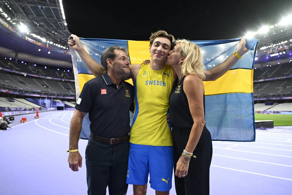 PARIS, FRANKRIKE 20240805 Sveriges Armand Duplantis med sina föräldrar och tränare Greg och Helena Duplantis pa ett tomt
