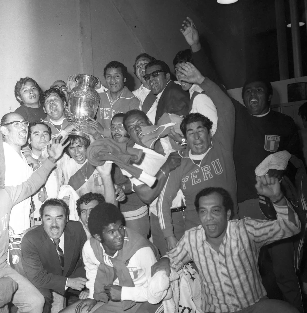 Caracas 08 10 1975 Copa America 1975 Sieger Peru Kabinenfeier Teofilo Cubillas präsentiert