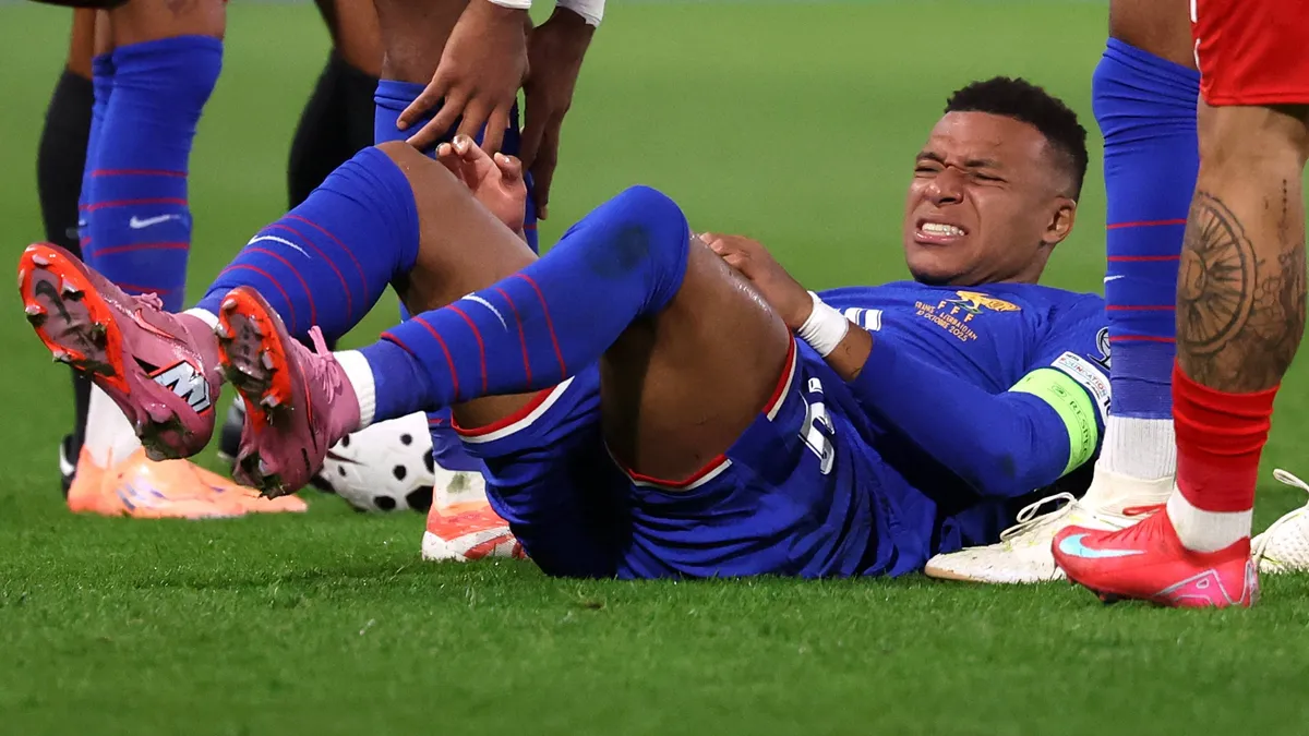 A franciák simán nyertek, Kylian Mbappé a gólja és a gólpassza után megsérült
