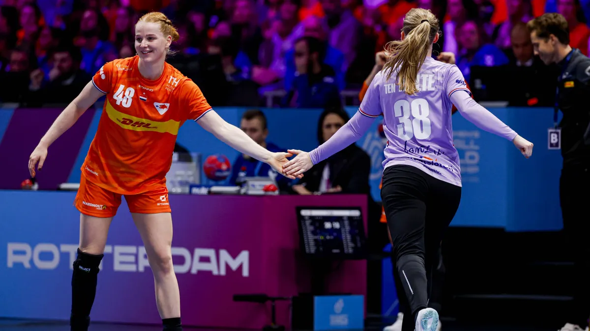 Van Wetering és Housheer remek játékával simán nyert Hollandia a női kézilabda-vb-n