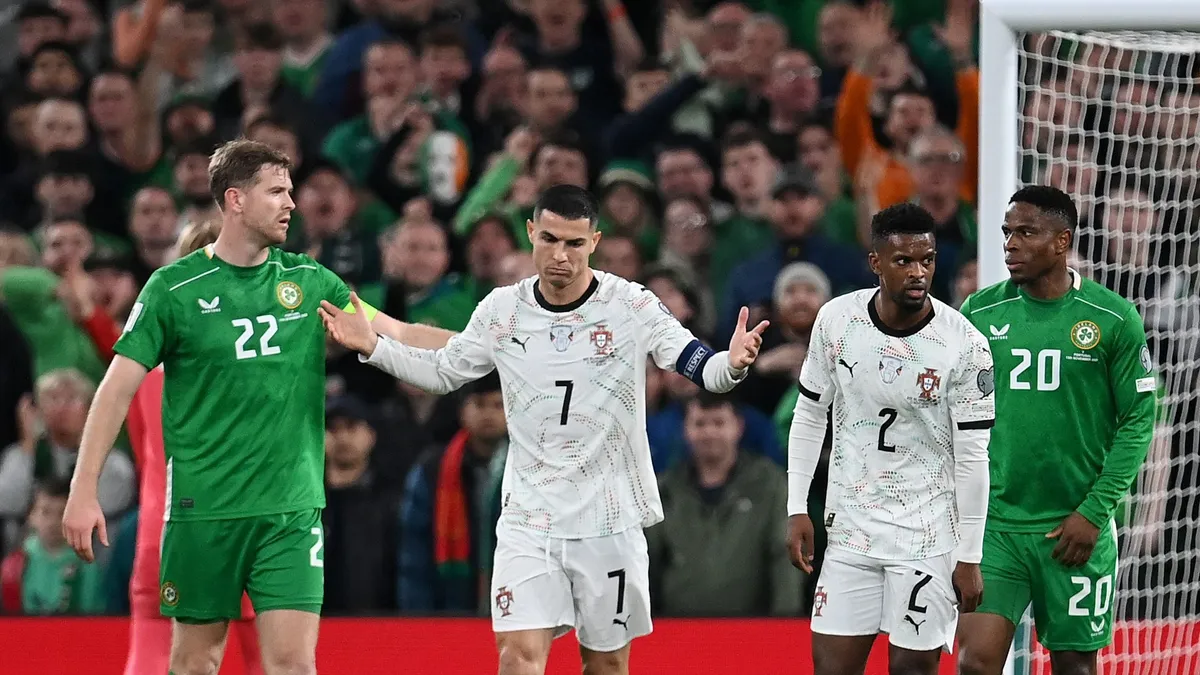 Cristiano Ronaldót könyöklés miatt kiállították az írek ellen – videó