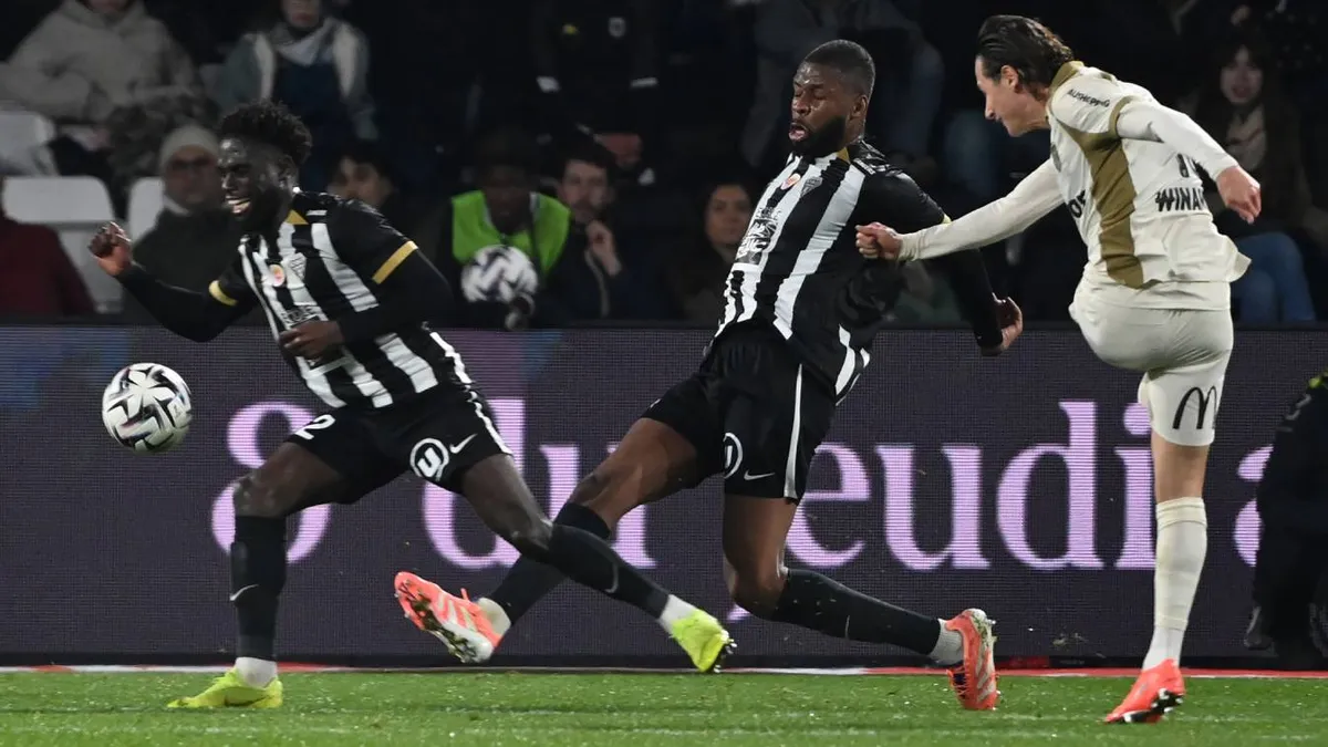 Ligue 1: 21 év óta először vezeti a francia bajnokságot a Lens