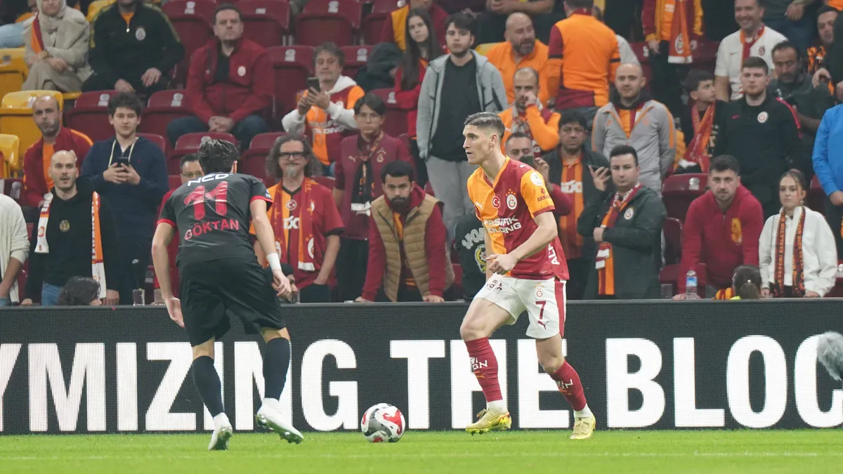 Sallai durva rúgást kapott, ellenfelének még csak a sárgát sem mutatták fel – videó