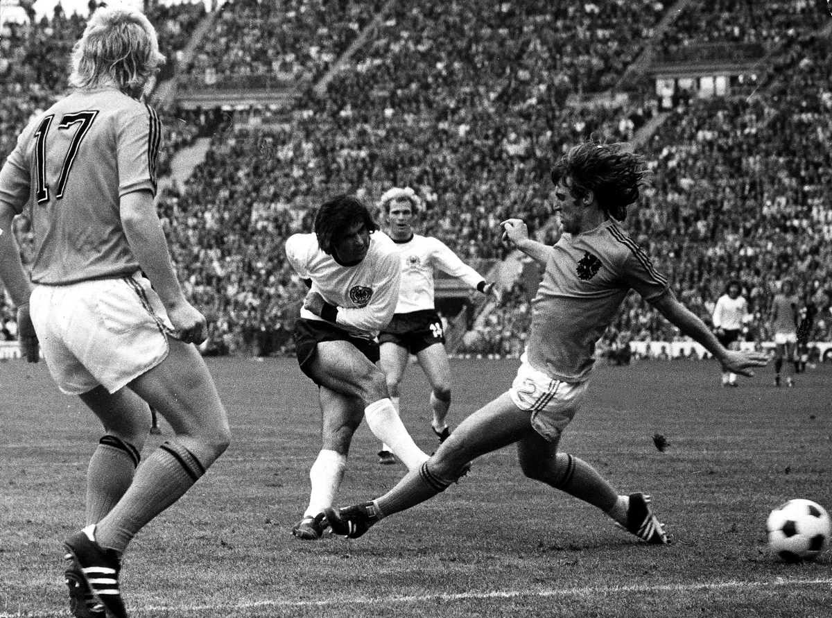 1974 FIFA World Cup in Germany Final in Munich: Germany 2 - 1 Netherlands - Scene of the match: Gerd Mueller scoring the match-winner| left: Rijsbergen, right: Arie Haan (both NL) -