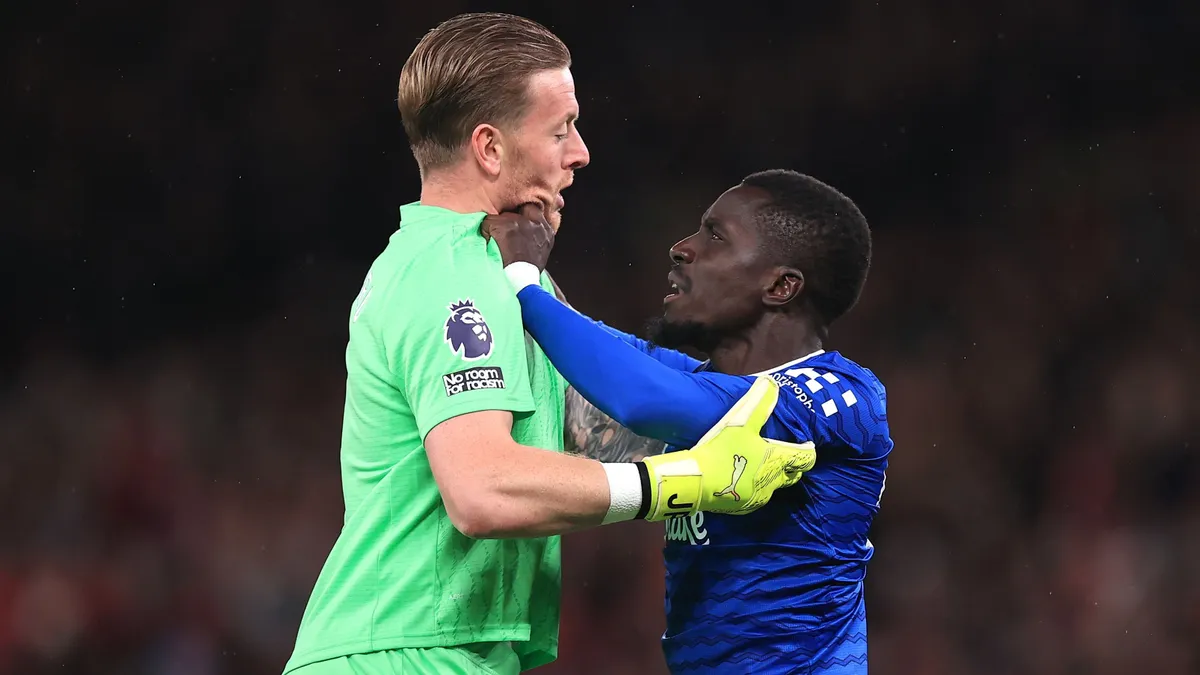 Megpofozta a saját csapattársát az Everton játékosa, kiállították