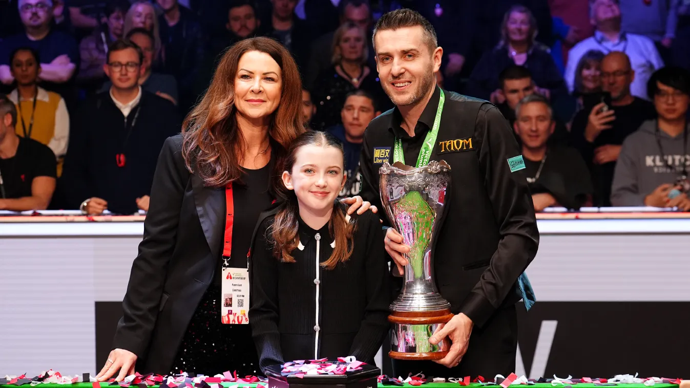 A feleség, Vikki, a lány, Sofia és a győztes Mark Selby (Fotó: Getty Images)
