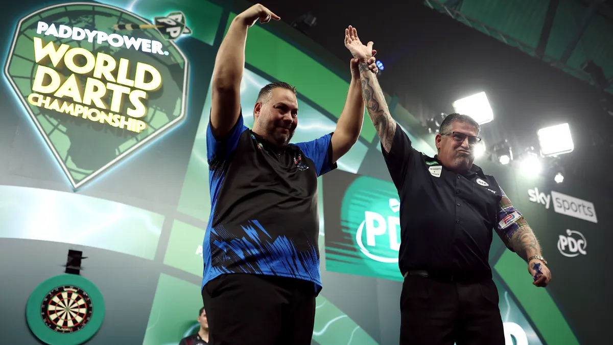 Darts: Rob Cross lenullázta Damon Hetát; Anderson döntő szettben ment tovább