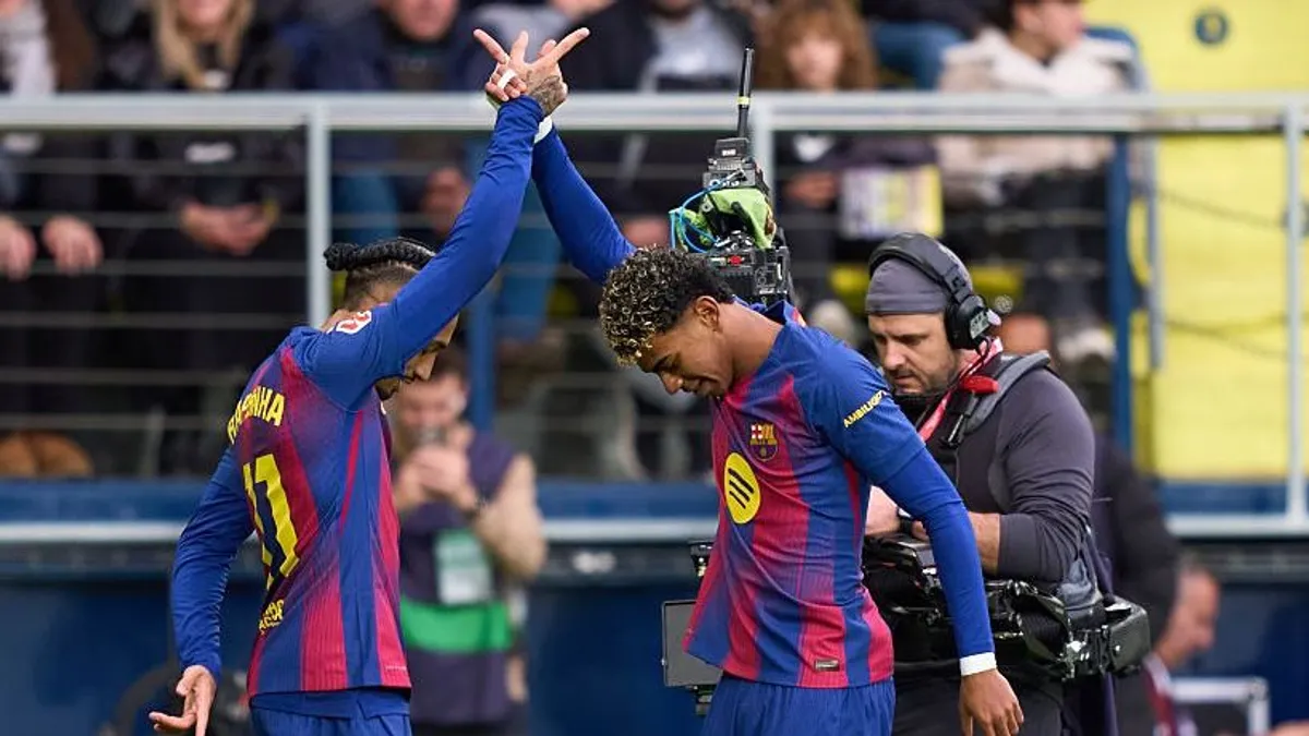 Raphinha és Yamal góljai döntöttek, a Barca nyerni tudott az 50 percet 10 emberrel játszó Villarreal otthonában