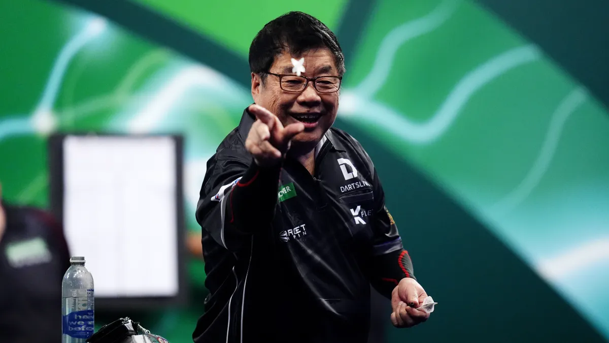 A 71 éves Paul Lim győzött a dartsvilágbajnokság első fordulójában!