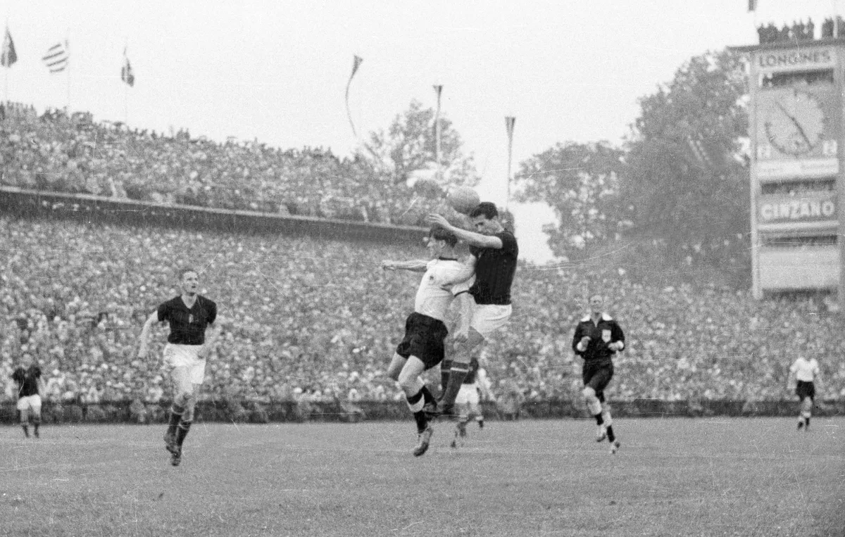 WM Finale 1954 in Bern - BR Deutschland - Ungarn 3:2 - Jozsef Bozsik (Ungarn, re.) im Duell, dahinter Schiedsrichter Wi