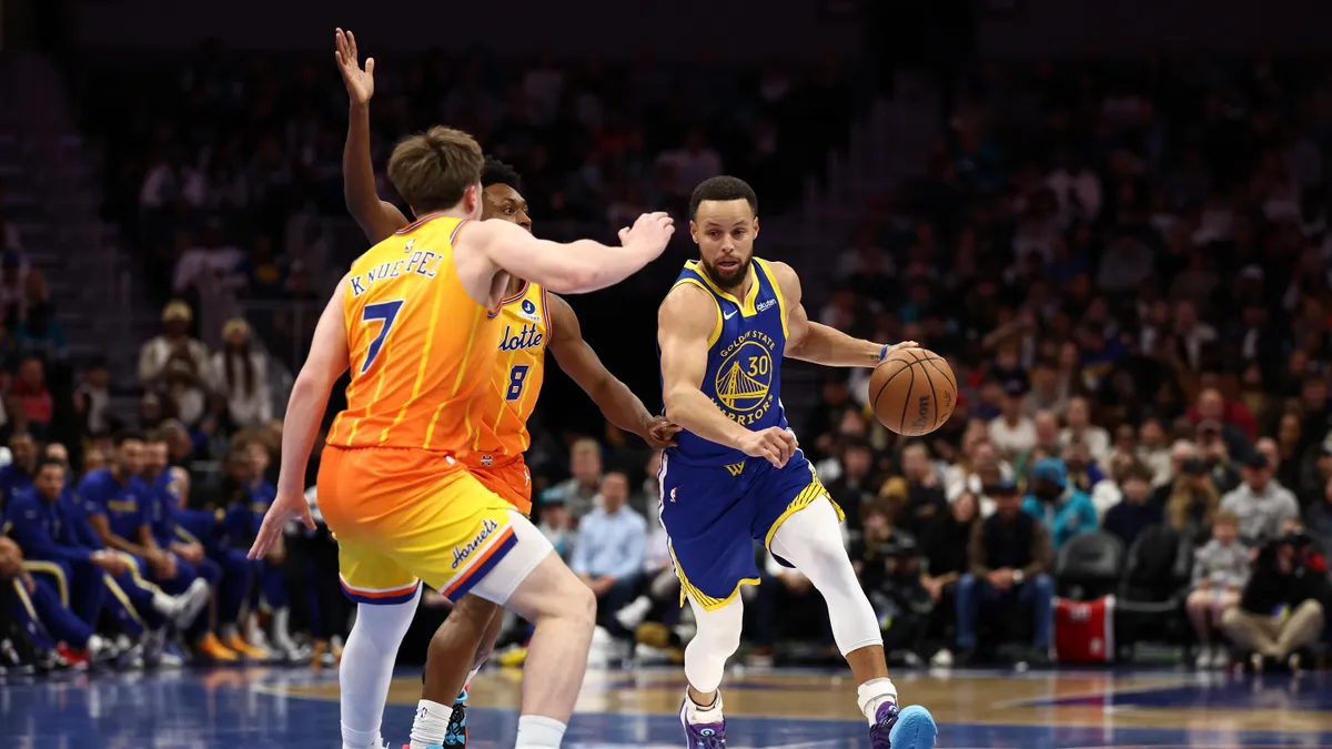 Curry 26 pontja győzelmet ért, több rangadón is az utolsó pillanatok döntöttek az NBA-ben