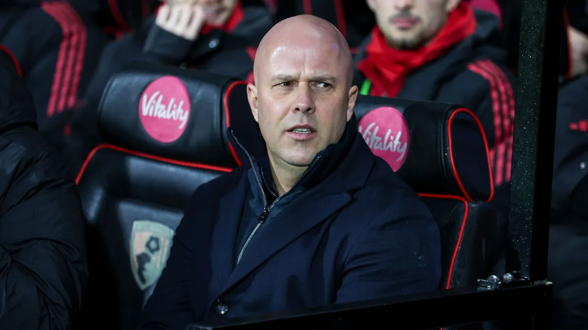 „Újabb vereség a vége” – mondta Slot, aki egyre komolyabban aggódhat Xabi Alonso miatt a spanyol sajtó szerint