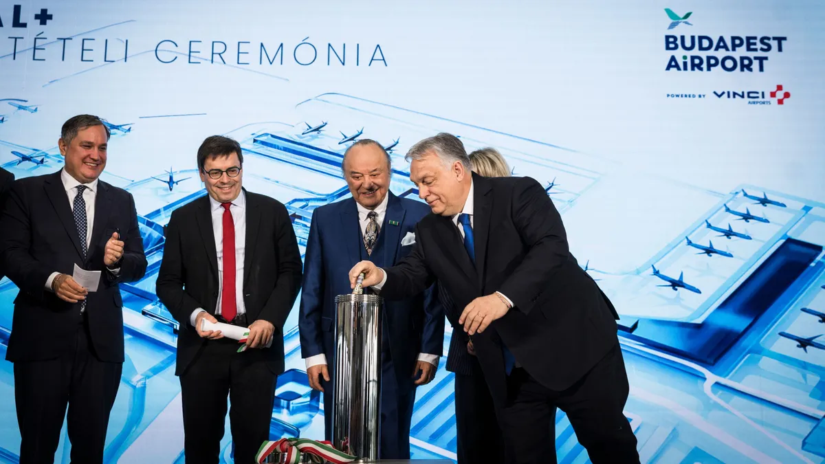 Orbán Viktor a friss Nemzeti Sportot helyezte el a reptéri időkapszulában – fotó