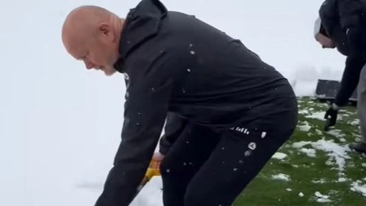 Harminc centiméter hó esett Razgradban, a Ludogorec edzője is segített lapátolni – videó