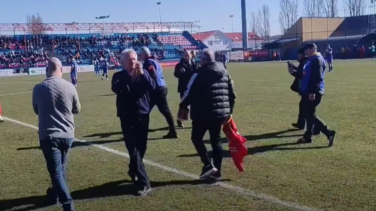 Liga 2: Bölöni László végezte el a kezdőrúgást Marosvásárhelyen – videó