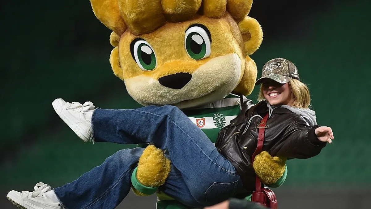 Videó: nem ügyetlen a labdával Sydney Sweeney