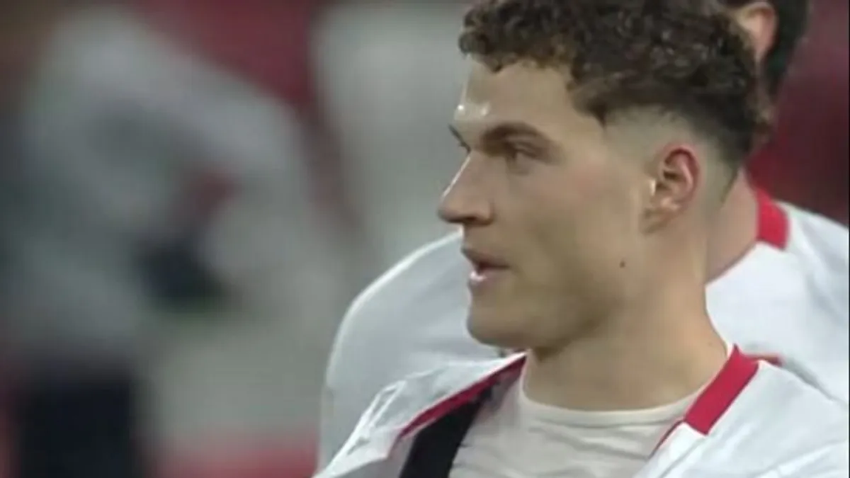 Videó: a Honvéd játékosa széttépte a mezét, majd mutogatni kezdte a bírónak