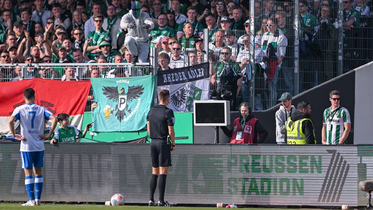 Hiába áramtalanította a VAR-monitort egy maszkos drukker Dárdaiék meccsén