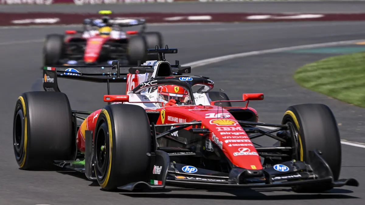 Leclerc vezérletével a két Ferrari nyitott az élen, Alonso részt sem tudott venni az év első edzésén