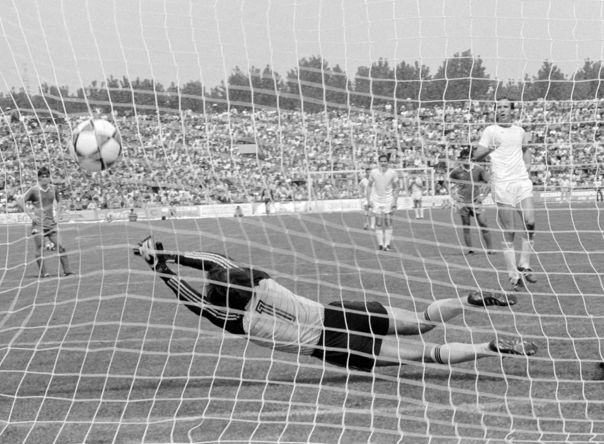 Kovács László; Nyilasi Tibor