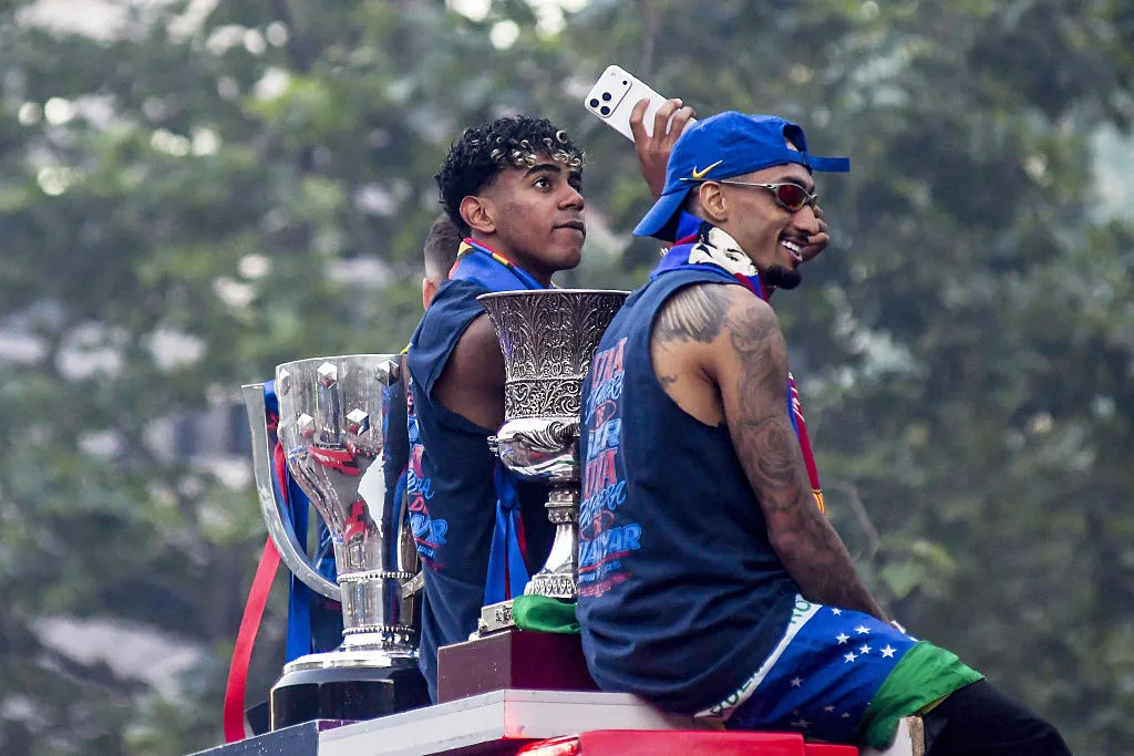 Barcelona celebrates double trophy success with fans