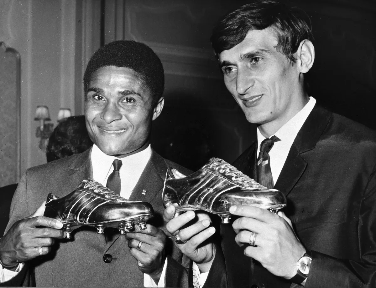 Soccer players Eusebio (gold) and Dunai (silver), best scorers; Paris 1968