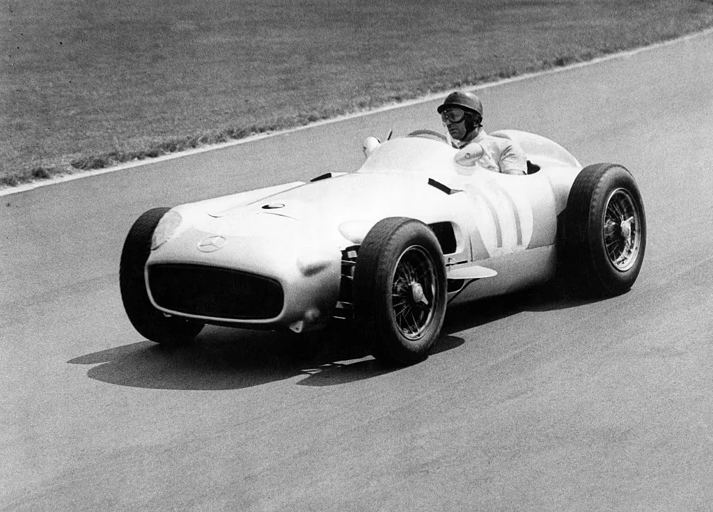 Fangio, Juan Manuel - Automobilrennfahrer, Argentinien/ im 'Silberpfeil' in Aintree