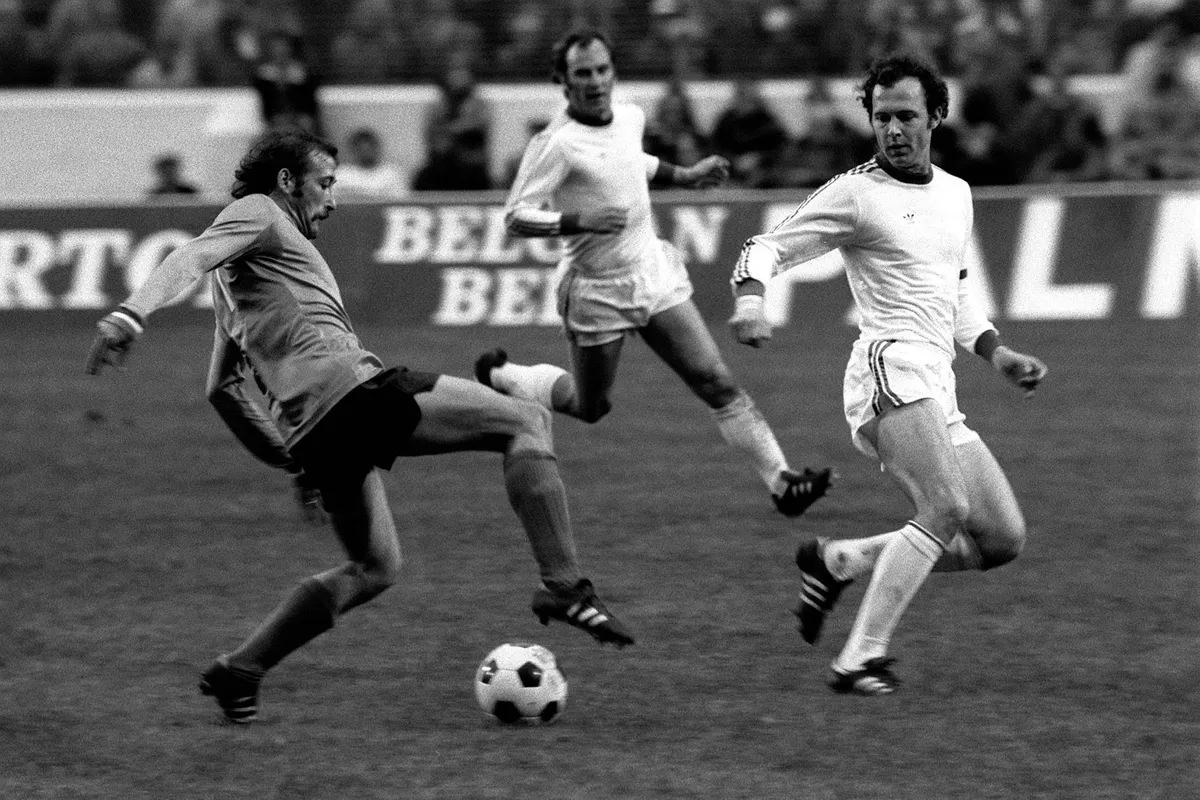 Patrick Revelli St Etienne li am Ball daneben Franz Beckenbauer Bayern PUBLICATIONxINxGERx