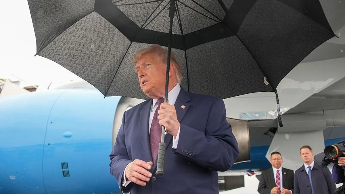 Donald Trump adja át a trófeát a vb-győztesnek