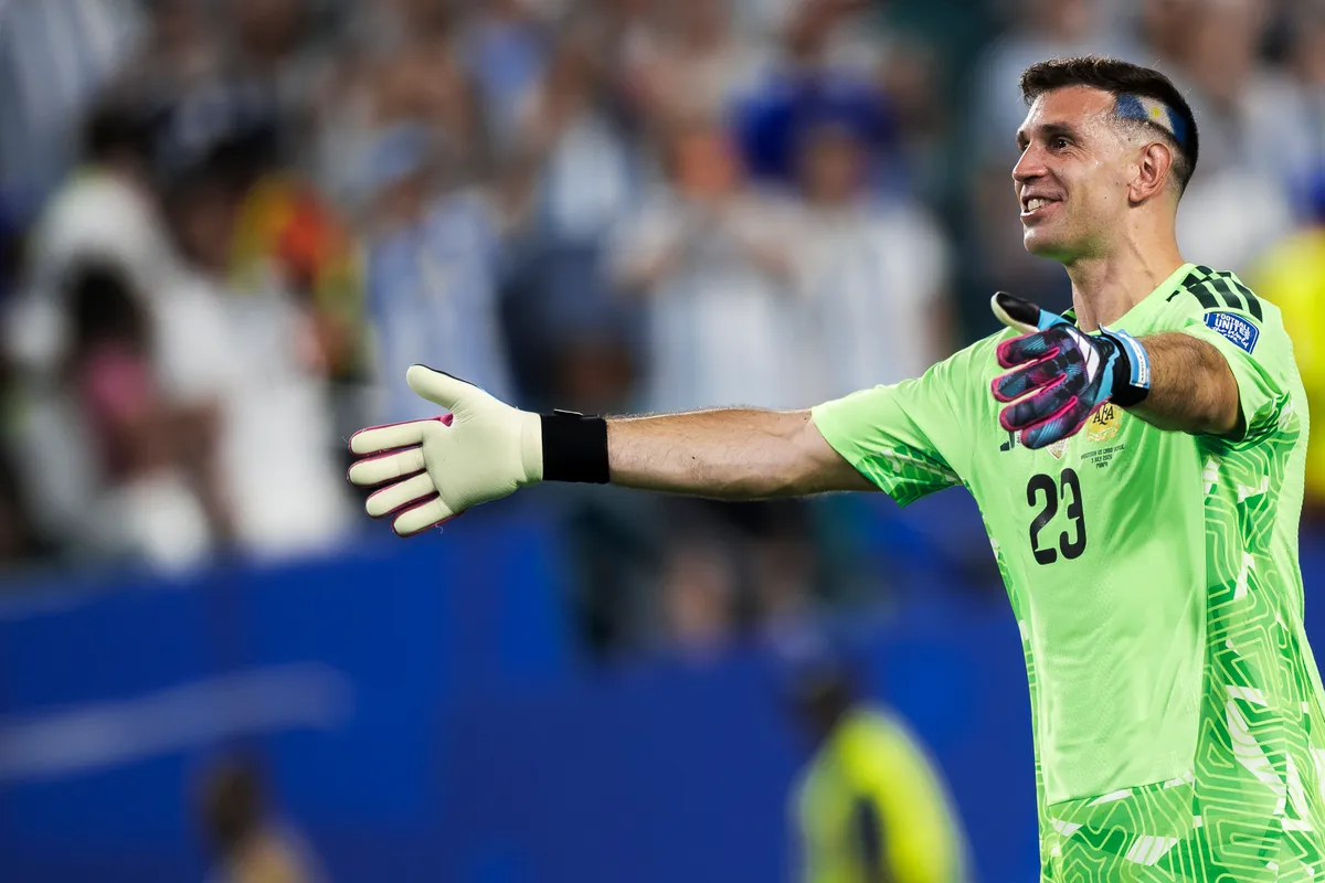 Emiliano Martinez of Argentina celebrates the victory at the