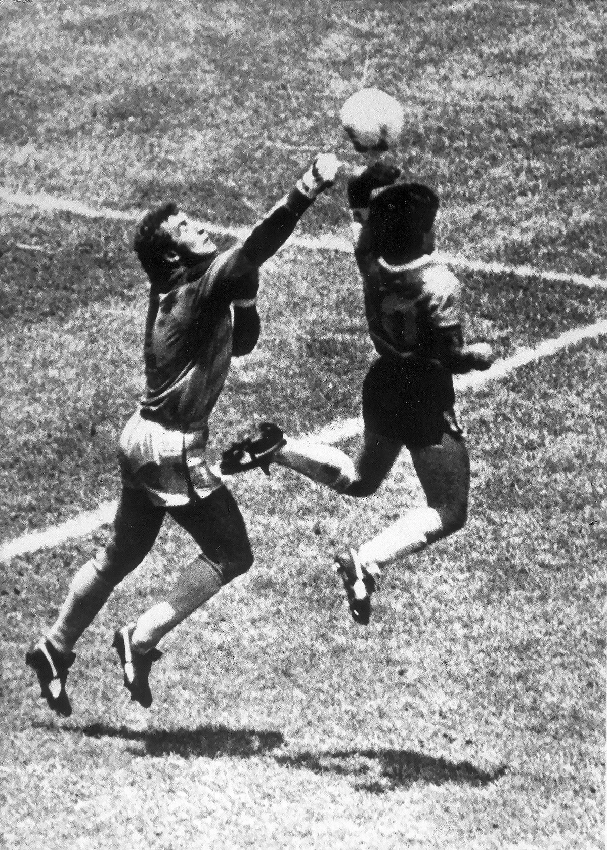 World Cup Mexico June 22,1986 Argentinas Maradona slar bollen i mal med handen framför Englands malvakt Peter Shilton i