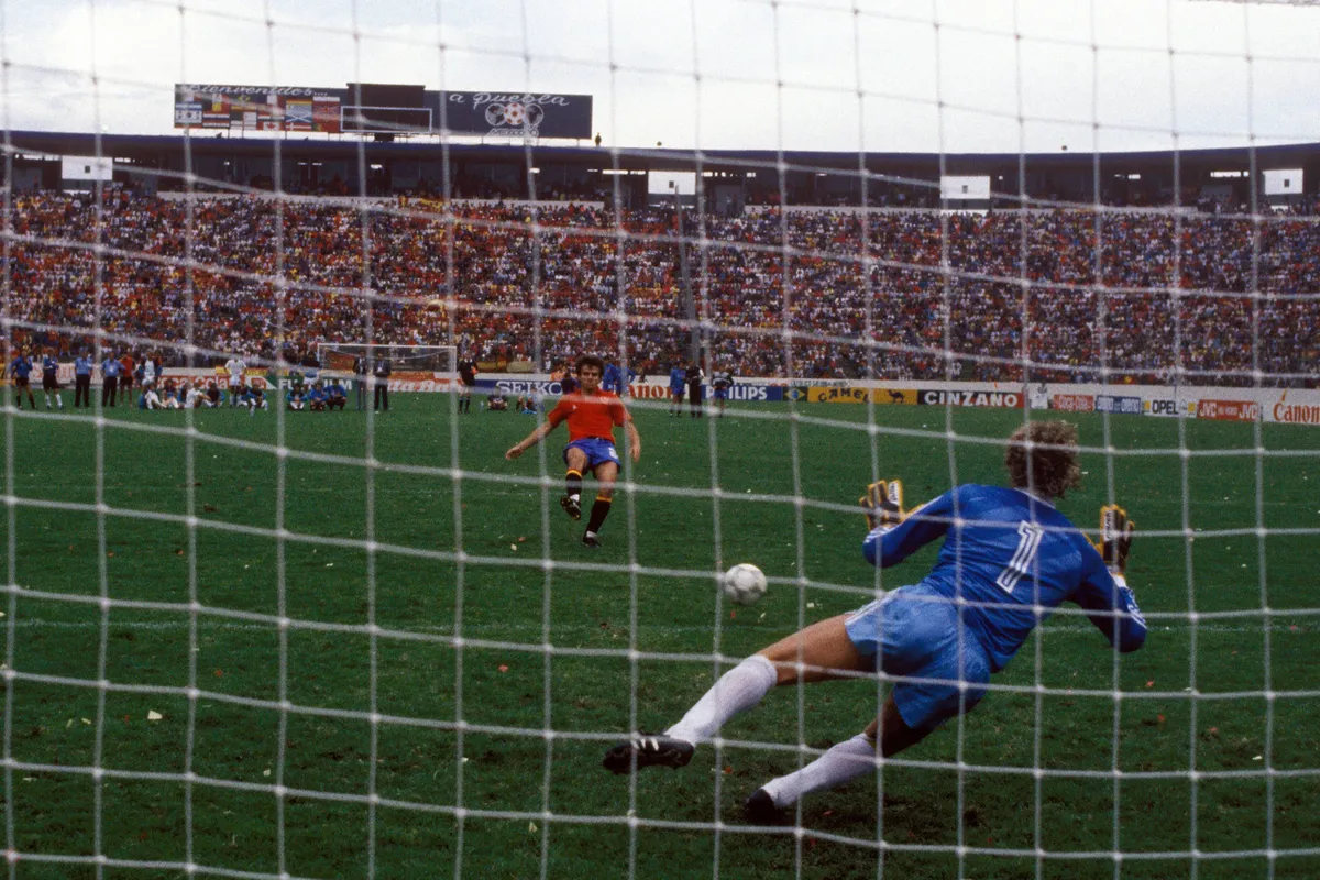 Elfmeterschießen Torwart Jean Marie Pfaff Belgien pariert den Schuß von Eloy Spanien