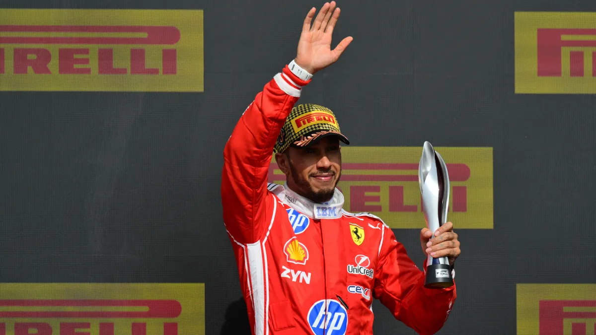Hamilton azt hitte elveszti, de végül megtarthatta a silverstone-i dobogót – hivatalos