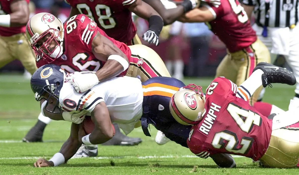 KRT SPORTS STORY SLUGGED: BEARS-49ERS KRT PHOTOGRAPH BY BOB LARSON/CONTRA COSTA TIMES (September 7) SAN FRANCISCO, CA --