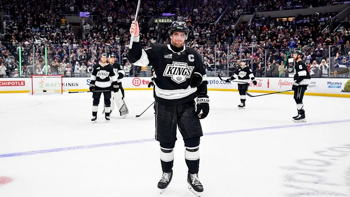 NHL: a Kings szobrot állít és visszavonultatja Kopitar mezszámát
