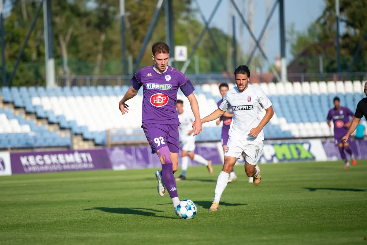 Németh Barnabás és Derekas Zoltán küzd a labdáért