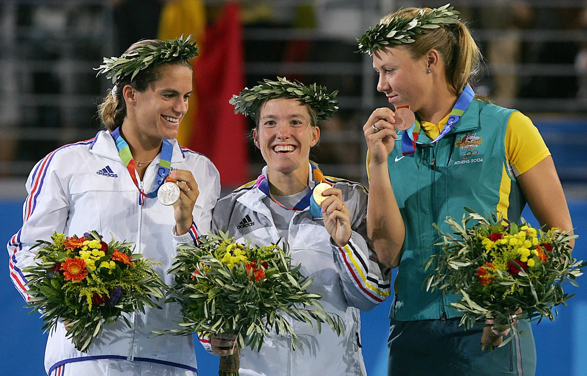 OLY2004-TENNIS-WOMEN-BEL-FRA-AUS-MEDALS