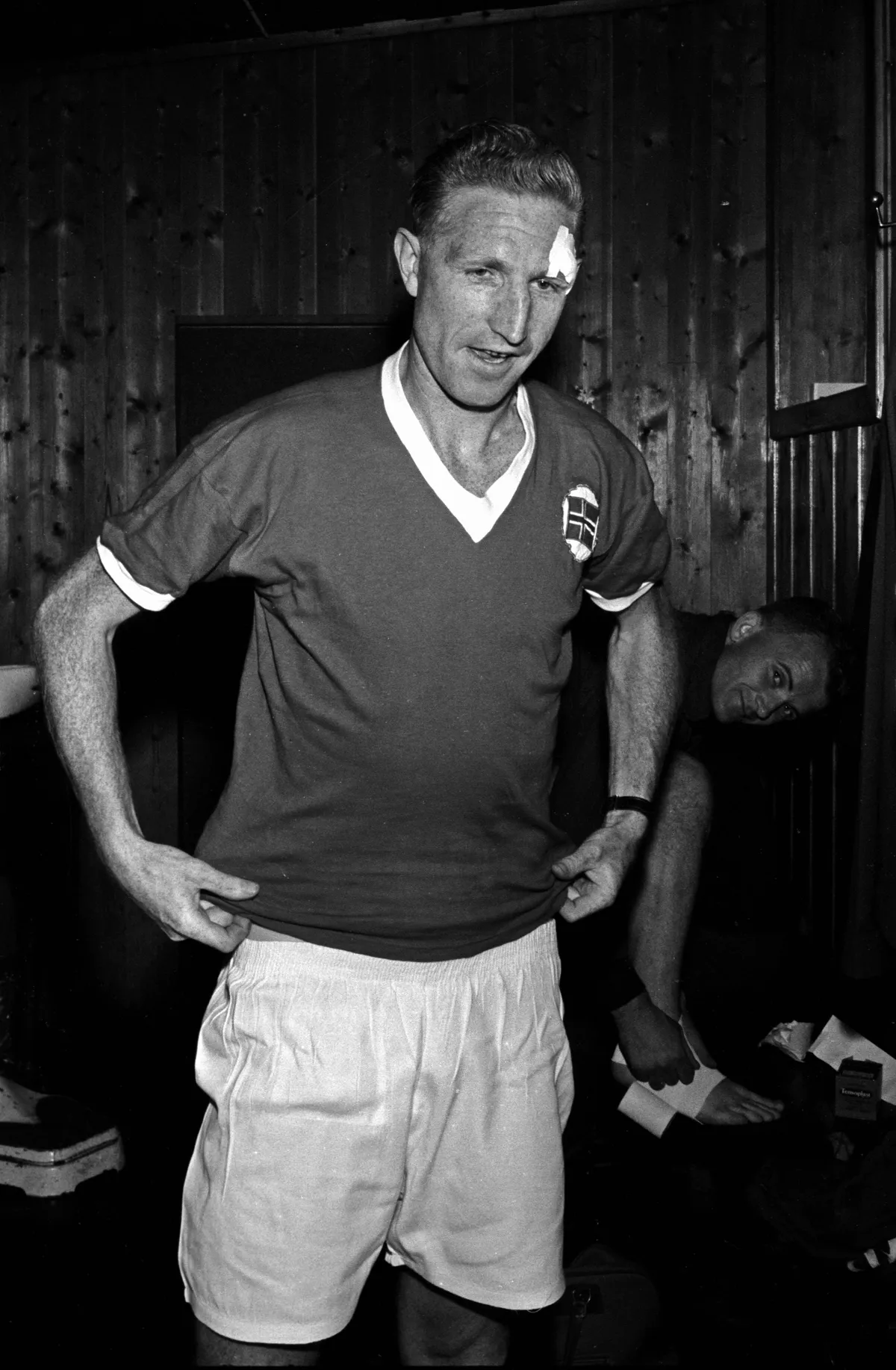 HISTORISKEBILDER Oslo, 17091961 Norge - Danmark 0-4. Thorbjorn Svenssen er klar for sin landskamp nummer 100. Her putter