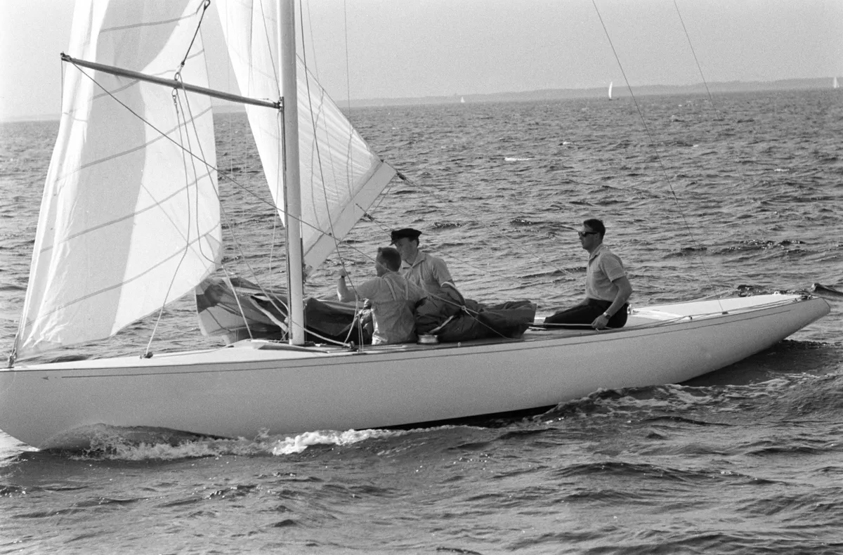 HISTORISKEBILDER Tokyo, Japan 1964 Sommer-OL i Tokyo. Kronprins Harald deltar pa det norske OL-laget i seiling. Her unde