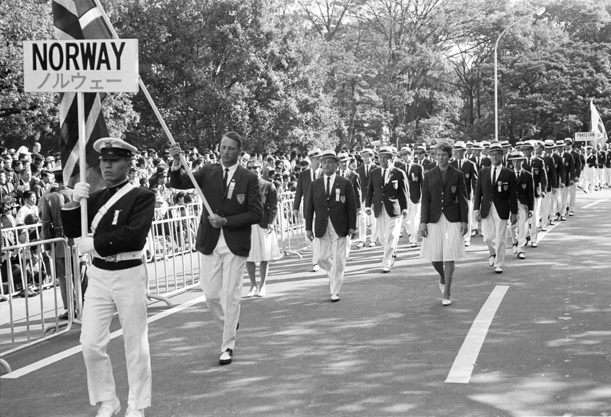 HISTORISKEBILDER Tokyo, Japan 1964 Sommer-OL i Tokyo. Den offisielle apningsseremonien. Kronprins Harald deltar pa det n