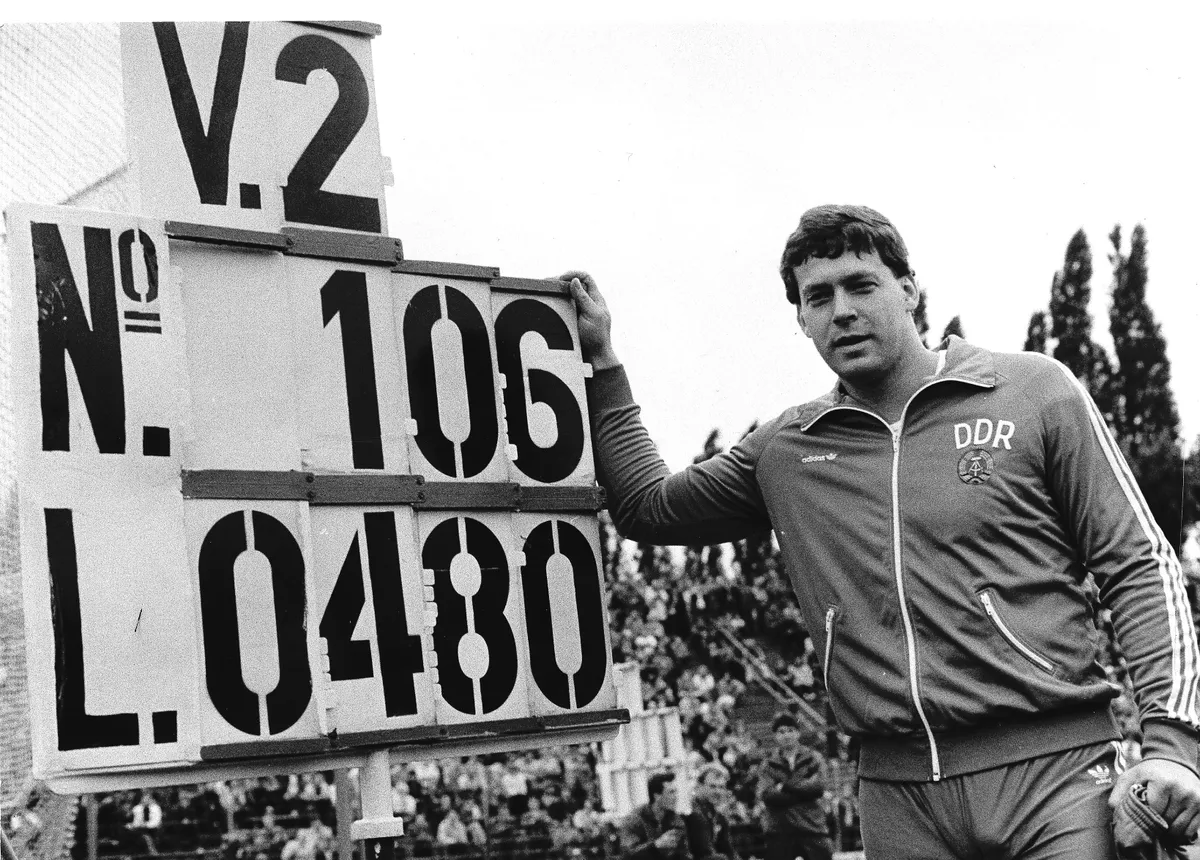 Hohn, Uwe - Speerwerfer, DDR/ nach seinem Weltrekord neben der Anzeigetafel