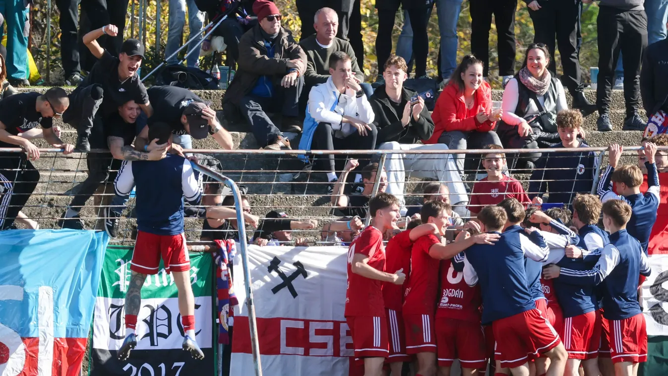 Öröm piros-kékben – a Béke téri stadionban majdnem csodát láttak a Csepel-szurkolók, hiszen a két gólt szerző NB III-as csapat csupán percekre volt a továbbjutástól (Fotó: Török Attila)